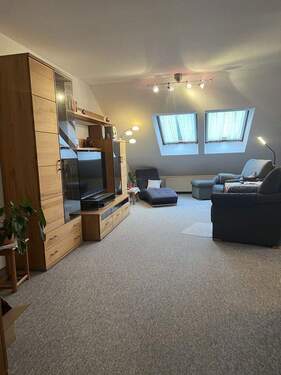 Wohnzimmer - Helle 2-Zimmer Dachgeschosswohnung in Großenseebach mit großem Balkon - BITTE KEINE MAKLERANFRAGEN