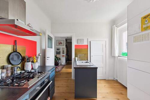Küche mit Speisekammer - Gegenaufnahme - 3 Zimmer Etagenwohnung zum Kaufen in Berlin