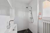 Badezimmer mit bodengleicher Dusche und Fenster - 