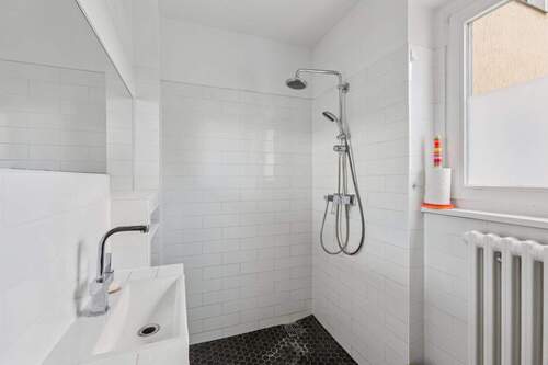 Badezimmer mit bodengleicher Dusche und Fenster - 