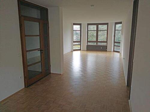 Wohnzimmer - Ausführung ähnlich, selbes Anwesen - Sehr großzügig geschnittene, helle Wohnung mit Balkon