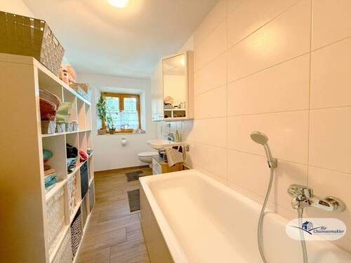 Badezimmer mit Wanne und Waschmaschinenanschluss - 