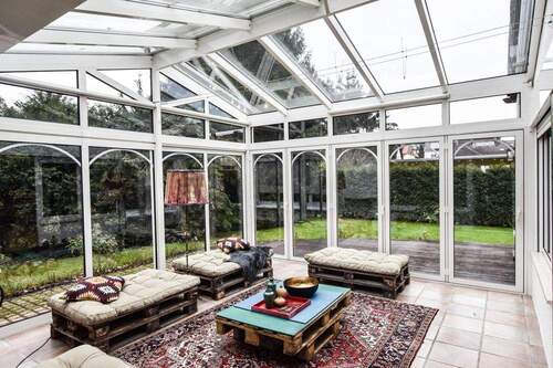 Wintergarten mit Blick in den Garten - Stilvolle Erdgeschosswohnung mit Wintergarten, in Toplage