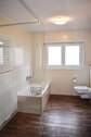 Modernisiertes Badezimmer mit Wanne und Dusche - Etagenwohnung mit 140,00 m² in Saarlouis zur Miete