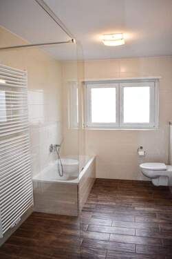 Modernisiertes Badezimmer mit Wanne und Dusche - Etagenwohnung mit 140,00 m² in Saarlouis zur Miete