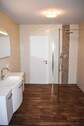 Modernisiertes Badezimmermit Wanne und Dusche - 