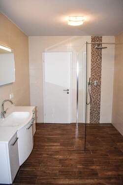 Modernisiertes Badezimmermit Wanne und Dusche - 