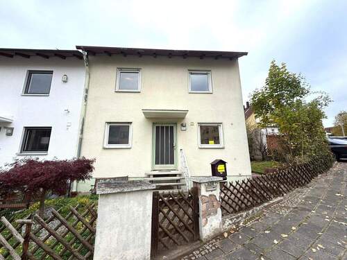 Aussenansicht - Großes Reihenendhaus mit Garten und Garage * in Zirndorf