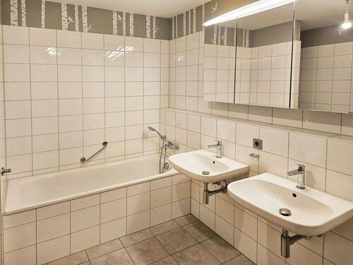 Modernes Bad mit Dusche und Badewanne - Einfamilienhaus mit 142,00 m² in Holzgerlingen zur Miete