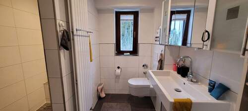 Badezimmer mit Dusche.jpg - 