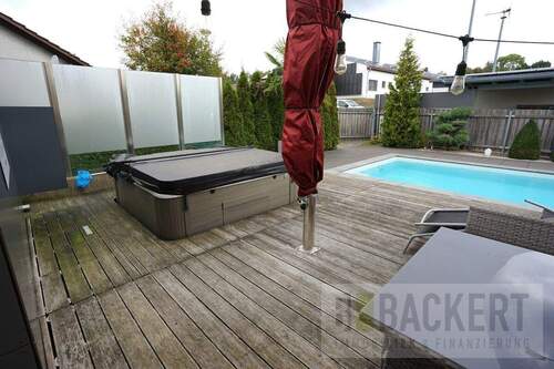 Außenbereich mit Whirlpool und Pool - 