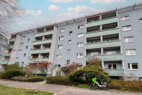Hofansicht straßenseitig 01 - *Eigennutzung!* 4-Zi. inkl. Außenstellplatz, Tageslichtbad und Balkon