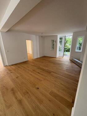 Wohnbereich - Provisionsfrei: Sanierte 3-Zimmer-Erdgeschosswohnung mit Terasse und Gartenanteil