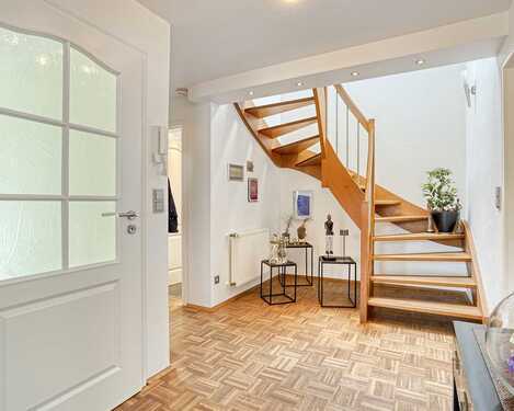 Eingangsbereich/Treppe - 4 Zimmer Terrassenwohnung zum Kaufen in Ratingen