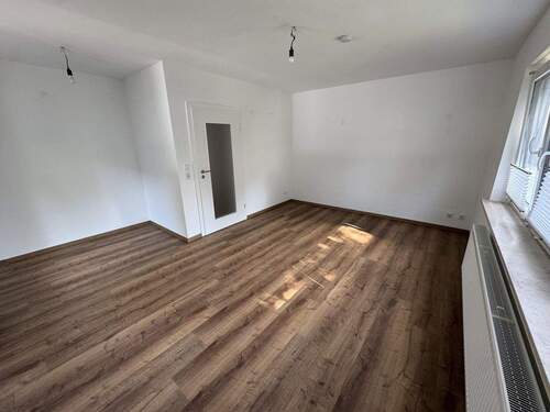 Wohnzimmer - Erdgeschosswohnung neu renoviert - Einbauküche