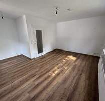 Erdgeschosswohnung neu renoviert - Einbauküche - Stein