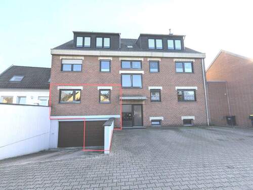 Straßenansicht - Dornröschen sucht Prinzen: Große Wohnung im EG mit Kamin, Garten und Tiefgarage