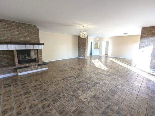 Wohnbereich mit Kamin - Etagenwohnung mit 135,00 m&sup2; in Grevenbroich / Wevelinghoven zum Kaufen