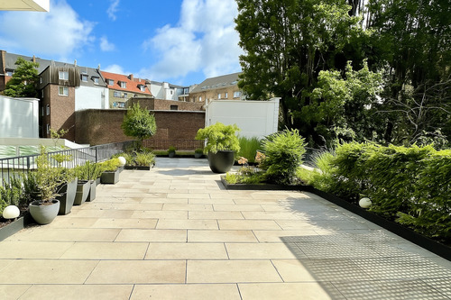 Sonnenterrasse - Urbaner Wohntraum: Luxuriöse Maisonette-Wohnung mit Einbauküche, großer Terrasse & Stellplätzen