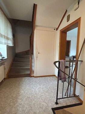 Flur EG / Zugang über Treppe ins DG - 5 Zimmer Einfamilienhaus in Petersberg