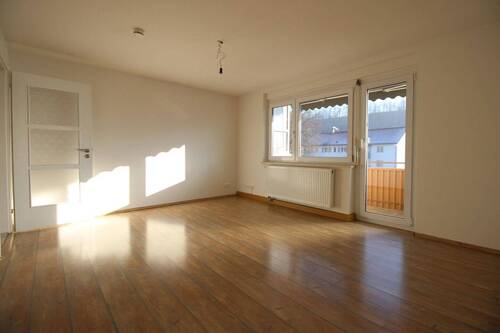 Wohnzimmer - Helle 3-Zimmerwohnung mit 2 Balkonen und Garage in Lörrach-Brombach