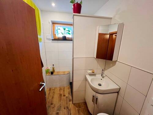 Bad im EG mit bodengleicher Dusche, Fenster und WC - 
