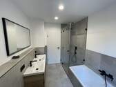 Badezimmer_1 - Hochwertige, energetisch sanierte 5-Zimmer-EG-Wohnung mit Balkon, Garten u. 2 Garagenstellplätzen