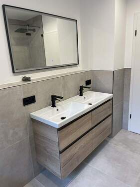 Badezimmer_2 - 5 Zimmer Etagenwohnung zum Kaufen in Herzogenaurach