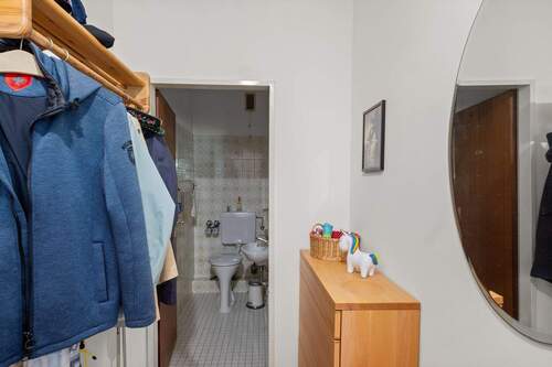 Flur 1 mit Gäste-WC - 