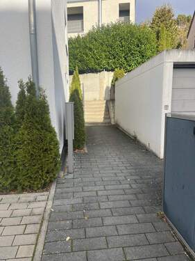 Weg Hauseingang - 2 Zimmer Etagenwohnung zur Miete in Böblingen