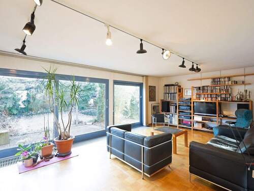 EG: Lichtdurchfluteter Wohnbereich mit großer Fensterfront zum Garten - 7 Zimmer Doppelhaushälfte zum Kaufen in Weil der Stadt