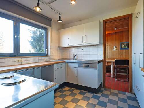 EG: Großzügige Küche mit viel Stauraum - 7 Zimmer Doppelhaushälfte in Weil der Stadt