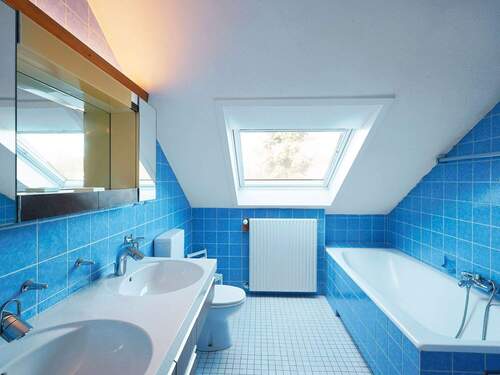 DG: Tageslichtbad mit Dusche und Badewanne - 