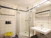 UG: Modernes Badezimmer - 