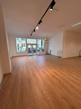Leerer Raum mit Holzboden - moderne Erdgeschoss - Bürofläche mit Einbauküche in Dresden-Pieschen !
