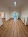 Leerer Büroraum mit Holzboden - 