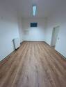 Leerer Raum mit Holzboden - 