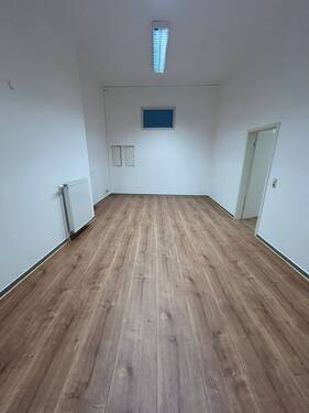 Leerer Raum mit Holzboden - 