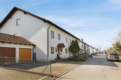 weitere Parkplätze vor der Tür - 