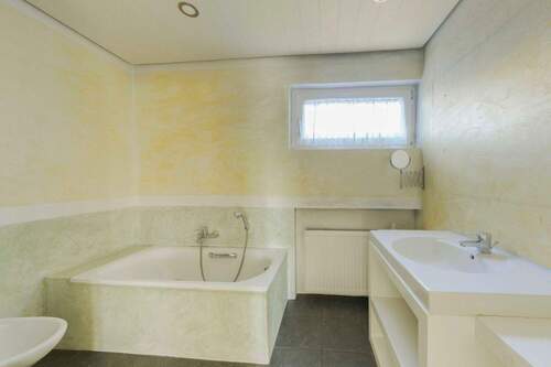 Badezimmer_1 - Etagenwohnung mit 121,40 m&sup2; in Kirchentellinsfurt zum Kaufen