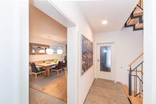 Treppenhaus - Doppelhaushälfte mit 196,00 m&sup2; in Oberreichenbach zur Miete