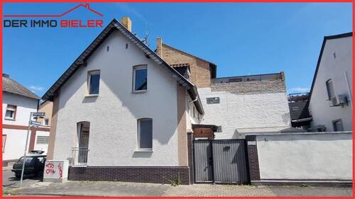 Ansicht Straßenseite mit Zugang zum Haus - Gemütliches Nest für die kleine Familie - Einfamilienhaus mit Innenhof u. Gärtchen in Mainz-Kostheim