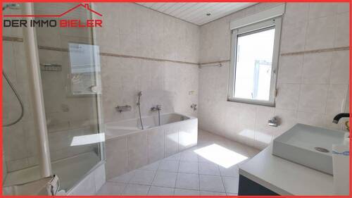 Bad mit wanne und Dusche - 