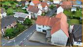 Blick auf Haus und Halle - 