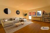 Mustermöblierung Wohnzimmer - Vollrenovierte 3-Zimmer-Wohnung im Herzen von Rosenheim - modern wohnen auf Erbpachtgrundstück