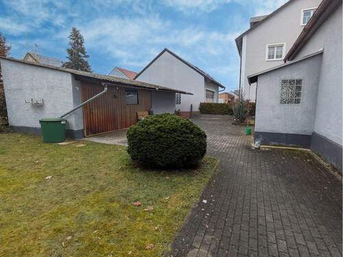 Nebengebäude - 5 Zimmer Einfamilienhaus in Schwandorf