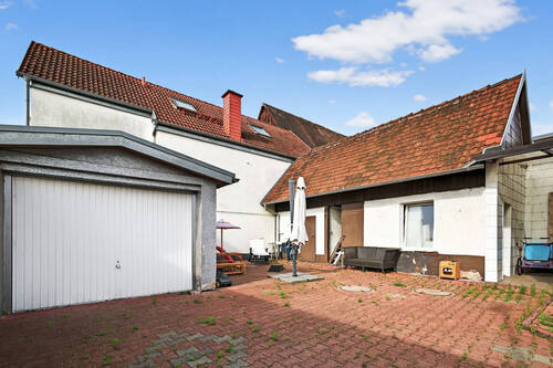 Hofbereich mit Garage und Scheune - 