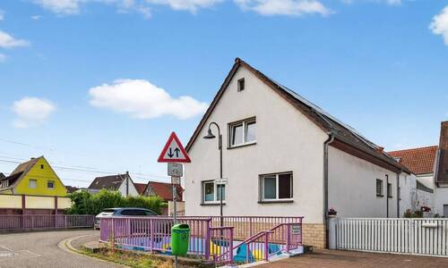 Hausfront 1 - 5 Zimmer Einfamilienhaus zum Kaufen in Stutensee / Friedrichstal