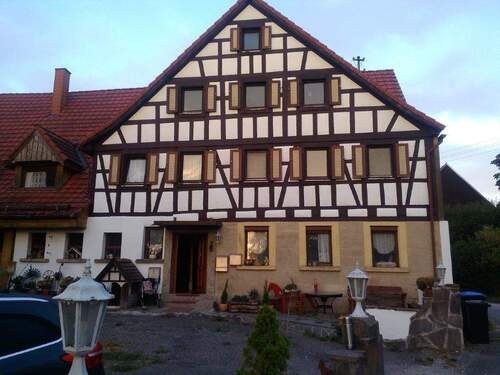 Vorderansicht Haupthaus - 4-WHG auf 2 Häuser mit Photovoltaik