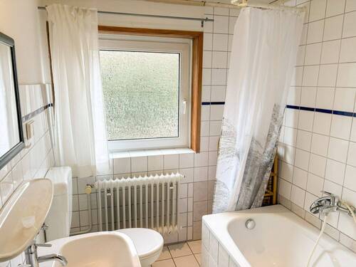 EG: Vollbad mit Fenster - 